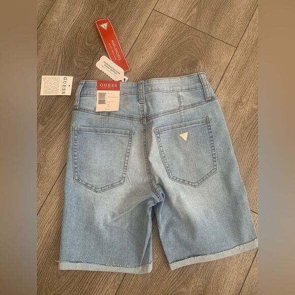 Guess woman’s leticia MR midi shorts perfect for summer - Picture 2 of 3